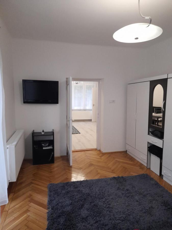 Pecs Park Apartment Bagian luar foto
