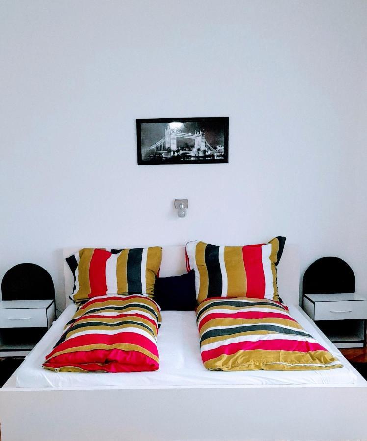 Pecs Park Apartment Bagian luar foto